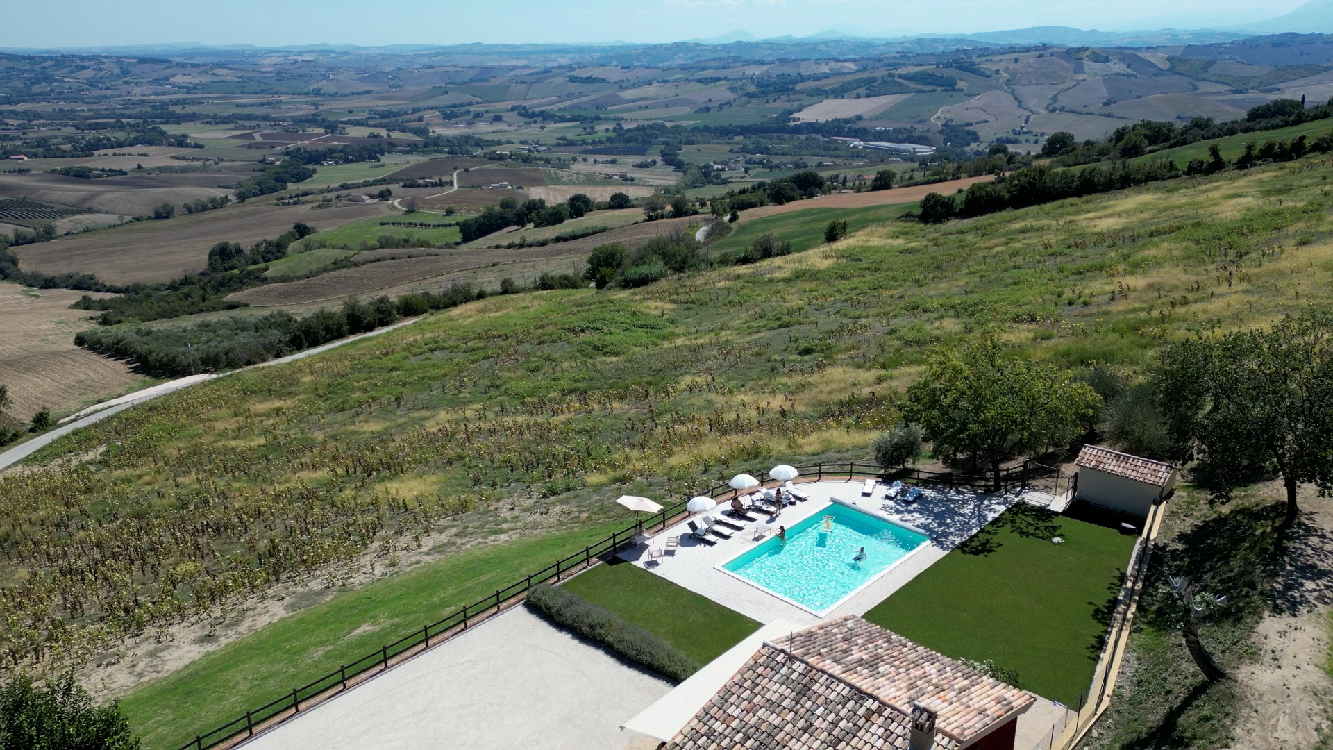 Villa Elena con piscina e panorama sulle colline marchigiane